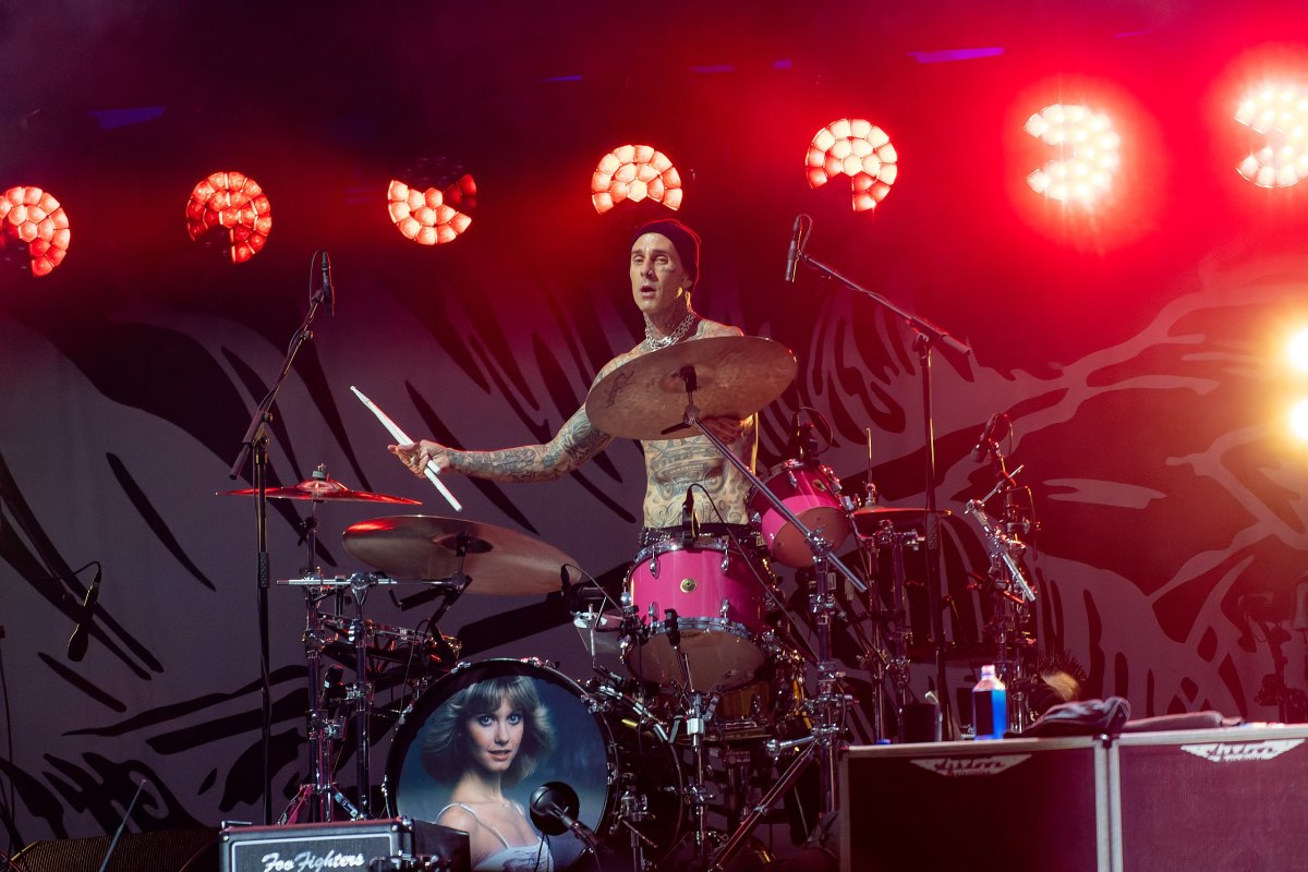 Watch Travis Barker Cover Leavemealone By Fred Again And Baby Keem