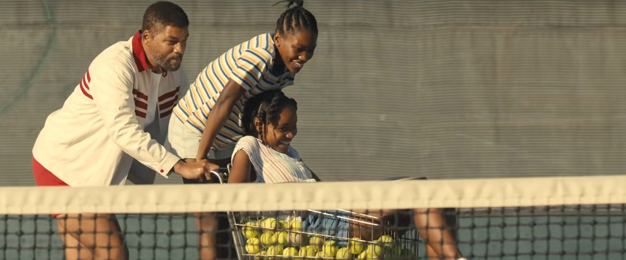 KING RICHARD, from left: Will Smith as Richard Williams, Demi Singleton as Serena Williams, Saniyya Sidney as Venus Williams, 2021.  Warner Bros. / courtesy Everett Collection