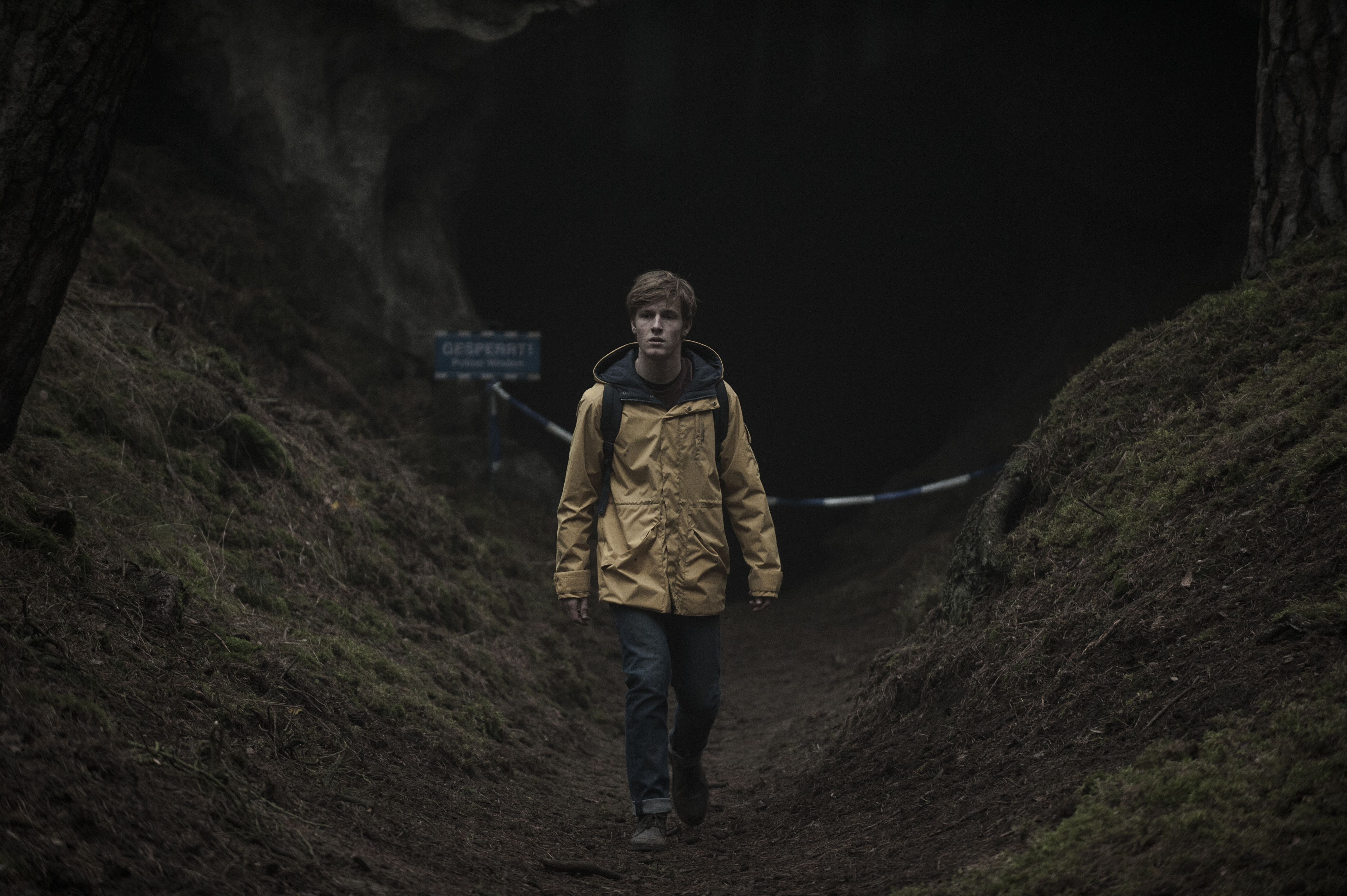 Dark Season 1 Netflix Jonas Cave