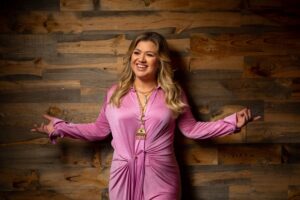 Kelly Clarkson files to change her last name
