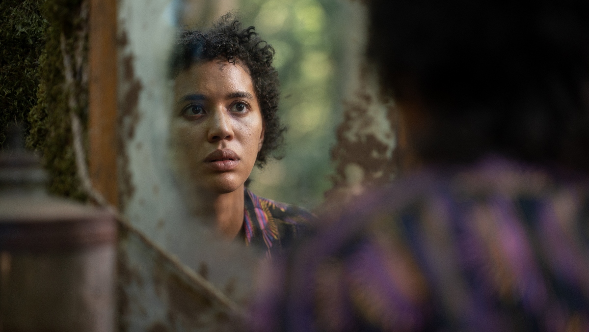 jasmin savoy brown as looks into a mirror at her new haircut 