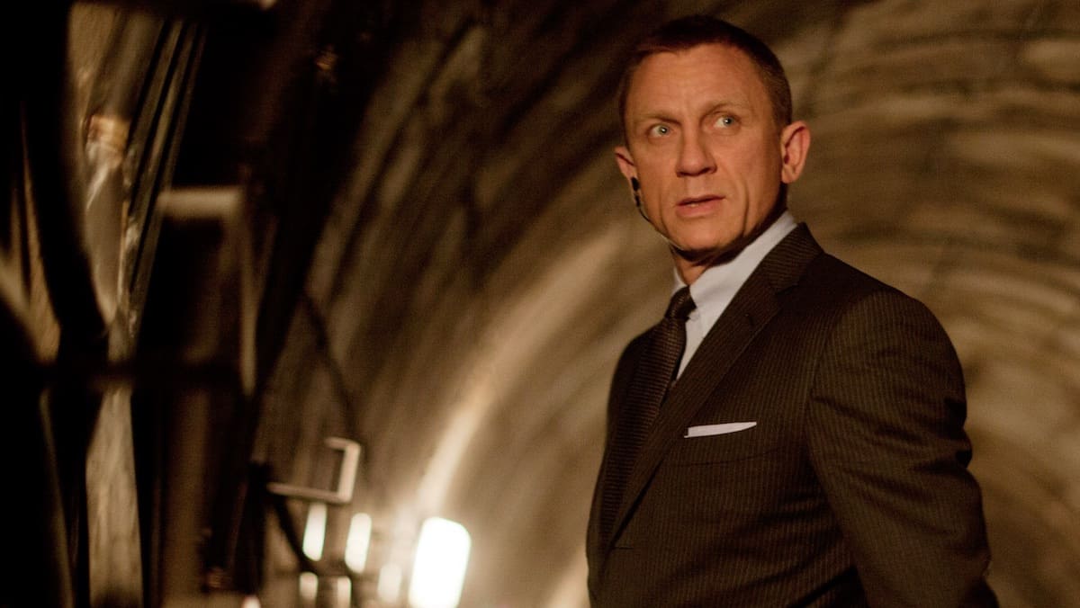Daniel Craig in a suit inside a tunnel