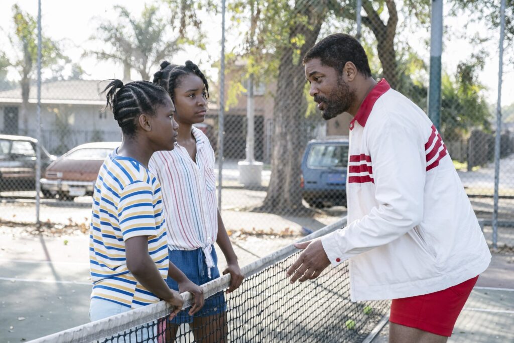 KING RICHARD, from left: Demi Singleton, as Serena Williams, Saniyya Sidney, as Venus Williams, Will Smith, as Richard Williams, 2021.  ph: Chiabella James / Warner Bros. /Courtesy Everett Collection