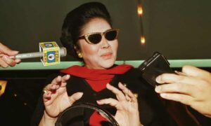 Imelda Marcos talks to the press at the Manila international airport on 10 December 1997.