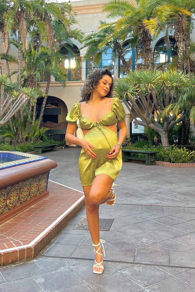 Gomez, who's six months pregnant, spends hundreds of dollars a month on her hot mama-to-be wardrobe. 