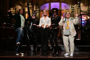 'The Batman' star Zoë Kravitz gets team of Catwomen on 'SNL'