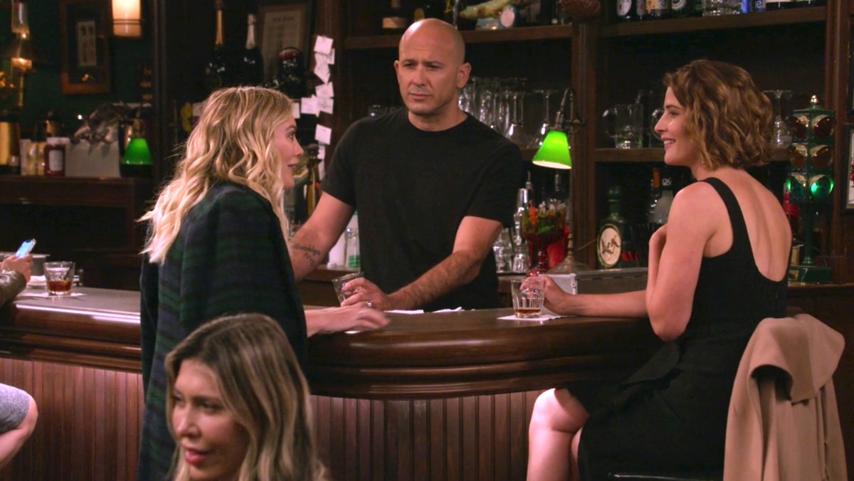 HIMYM's Robin, Cobie Smulders, joins Hillary Duff on How I Met Your Father at McLaren's Pub. How I Met Your Father features Cobie Smulders
