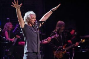 Bon Jovi salutes Ukrainians rocking out to the band's song