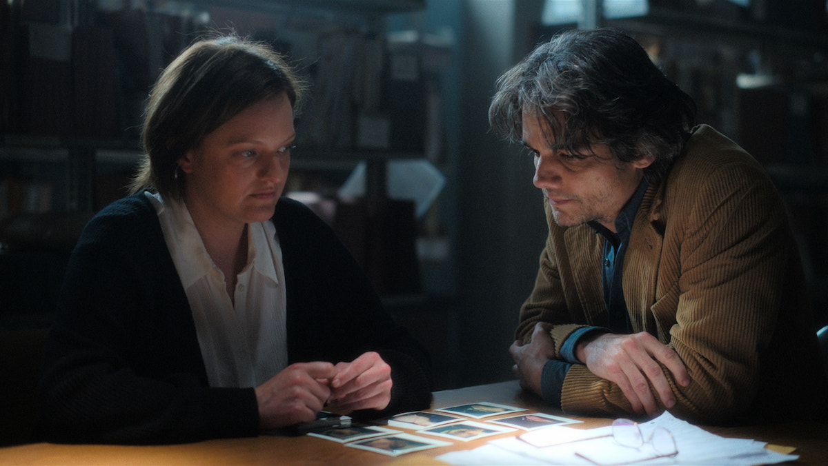 Elizabeth Moss and Wagner Moura look at Polaroid images in Shining Girls