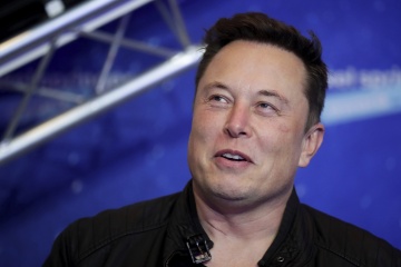 Elon Musk bids $43bn to buy Twitter & threatens to pull shares if not accepted
