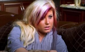 Chelsea Houska looked totally unrecognizable with pink hair and thin lips in a resurfaced photo