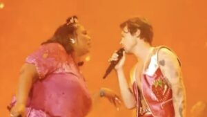 Lizzo Joins Harry Styles for "What Makes You Beautiful"