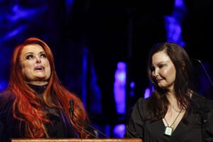 Wynonna, Ashley Judd tearful at country hall of fame event