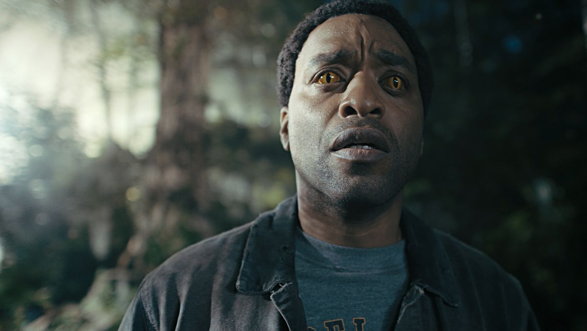 photo of Chiwetel Ejiofor wearing yellow contacts in the man who fell to earth