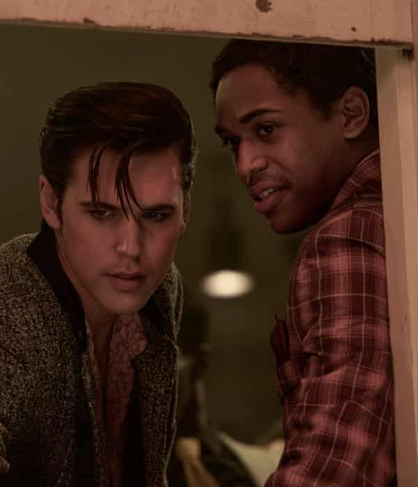 Austin Butler as Elvis and Kelvin Harrison Jr as BB King in Elvis.