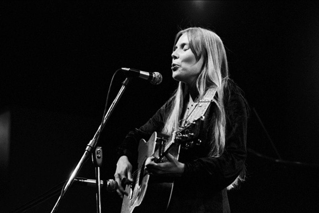 Mitchell is seen performing at the famous folk festival back in 1969. 