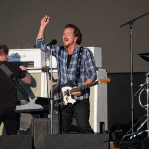 Pearl Jam pay tribute to Taylor Hawkins at BST Hyde Park show - Music News