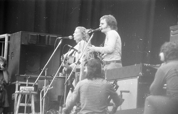 Joni Mitchell and Tom Scott playing at the Isle of Wight festival in August 1970.