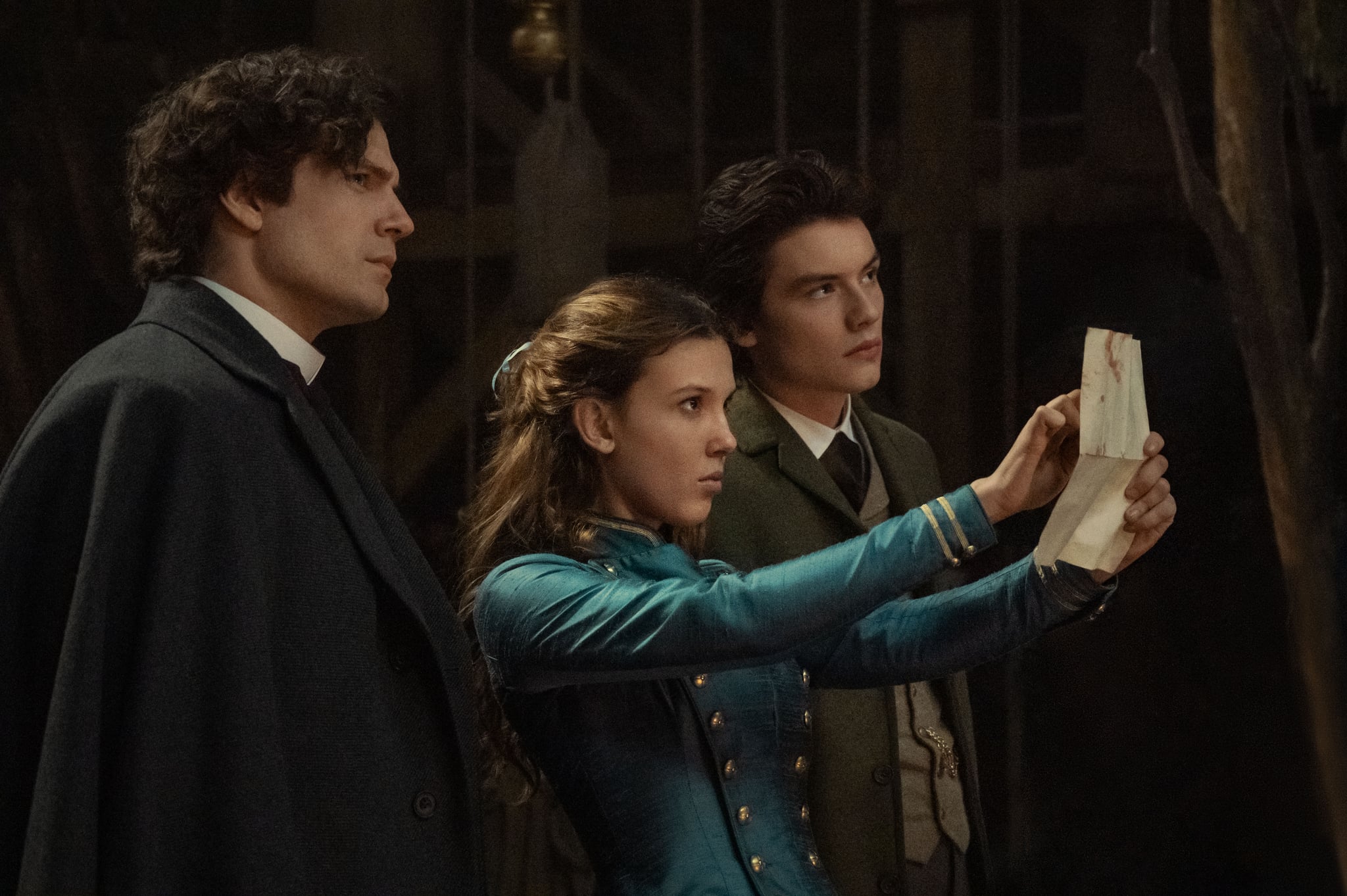 Enola Holmes 2. Henry Cavill as Sherlock Holmes, Millie Bobby Brown as Enola Holmes, Louis Partridge as Tewkesbury. Cr. Alex Bailey/Netflix © 2022