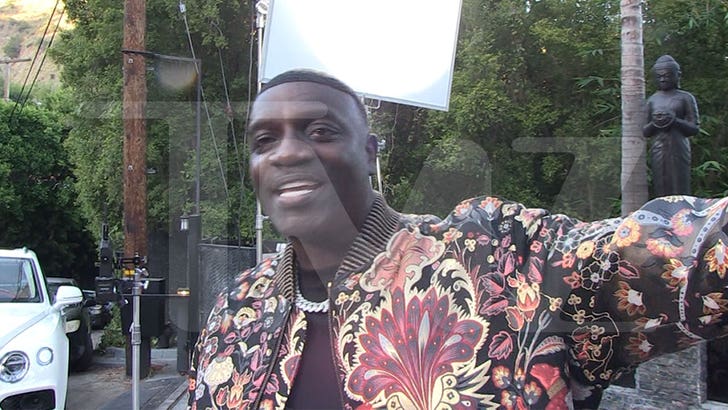 Akon Tells Haters to Lay Off Kanye Over Gap Containers, He's Helping the Homeless