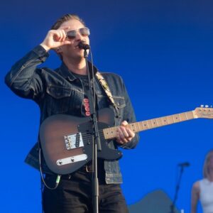 George Ezra would happily quit the spotlight - Music News