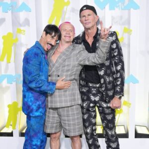 Red Hot Chili Peppers dedicate Global Icon Award to late Taylor Hawkins at MTV VMAs - Music News