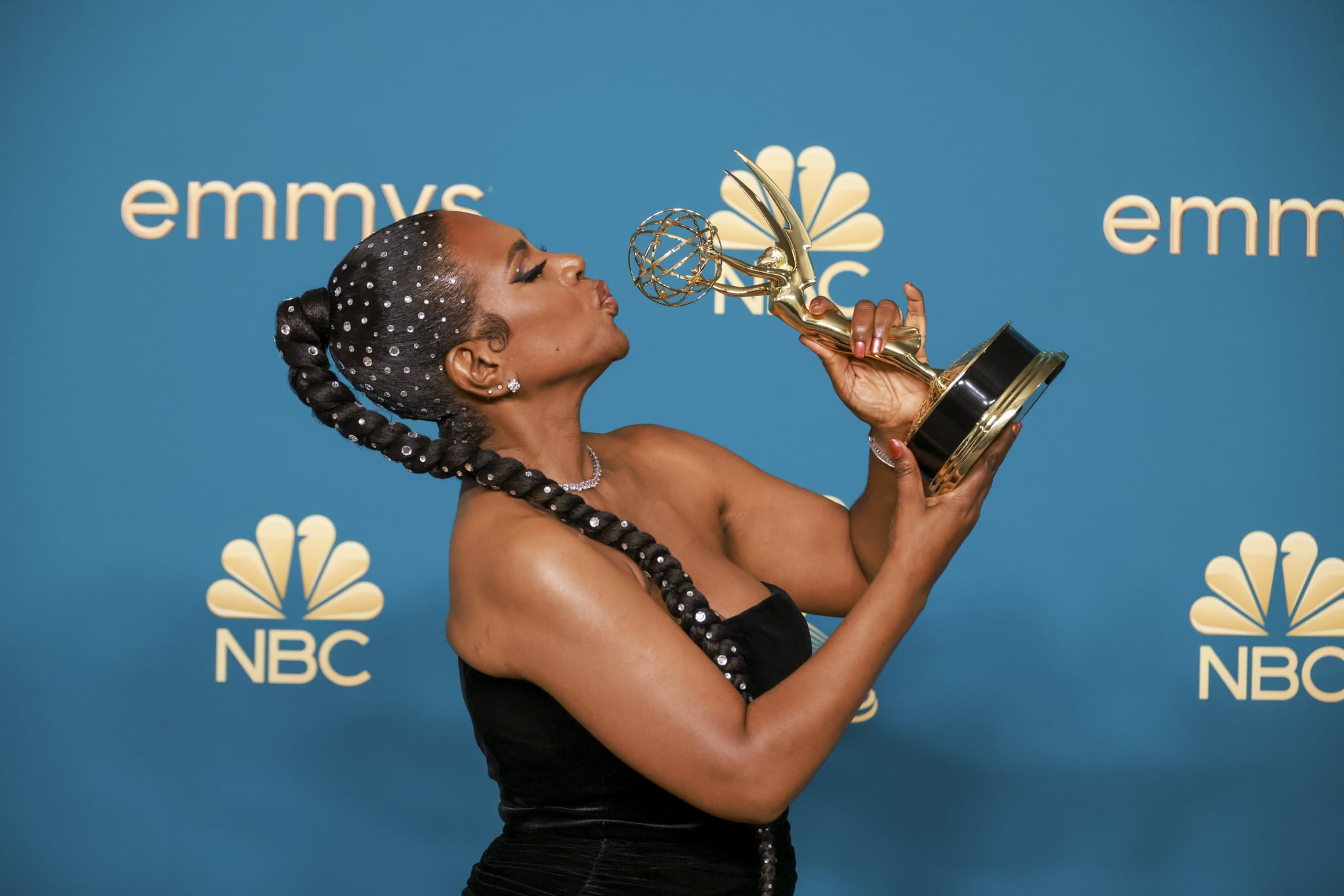 Sheryl Lee Ralph kissing her Emmy Award for Outstanding Supporting Actress in a Comedy Series at the 2022 Emmys.