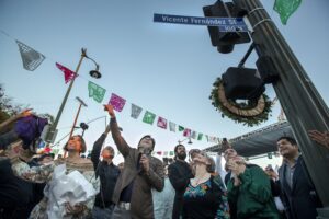 Vicente Fernández honored with street naming at Mariachi Plaza