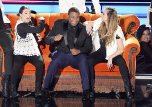 Host Kenan Thompson lets his feet do the talking at Emmys