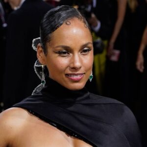 Alicia Keys blasts fan for attempting to kiss her during concert - Music News
