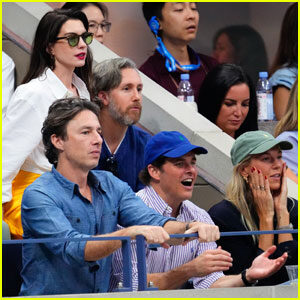 Anne Hathaway Hangs Out with Zach Braff, James Marsden, & More at U.S. Open 2022