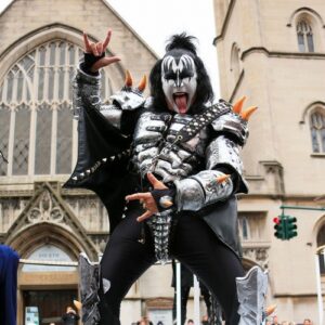 Gene Simmons doesn't have friends and hates 'hanging out' - Music News