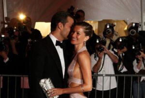 Tom Brady and Gisele Bündchen in 2008. Brady is kissing Bündchen on the cheek as she smiles