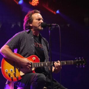 Pearl Jam pay respects to 9/11 victims at New York concert - Music News