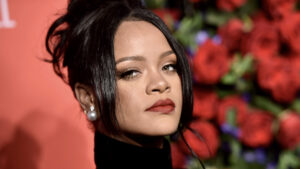 Rihanna Helps Restaurant Staff Clean Up After Staying Late for Dinner