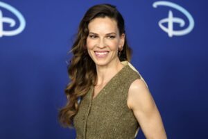 Hilary Swank reveals she is pregnant with twins on 'GMA'