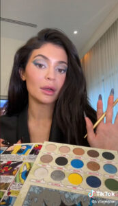 Kylie Jenner showed off how to use the palette from the Batman collection