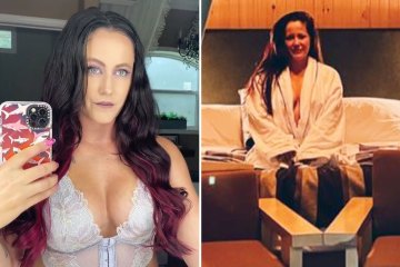 Teen Mom Jenelle Evans poses in nothing but a loosely tied robe for new photo