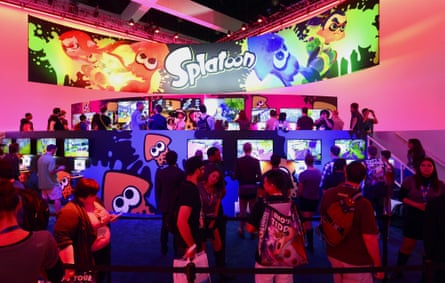 People line up to play Nintendo’s new game Splatoon on the opening day of the E3 (Electronic Entertainment Expo) in Los Angeles, California, 10 June 2014.