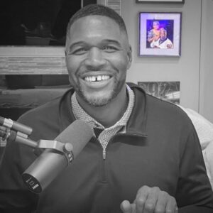 Michael Strahan posed with a framed photo of his mom and late dad