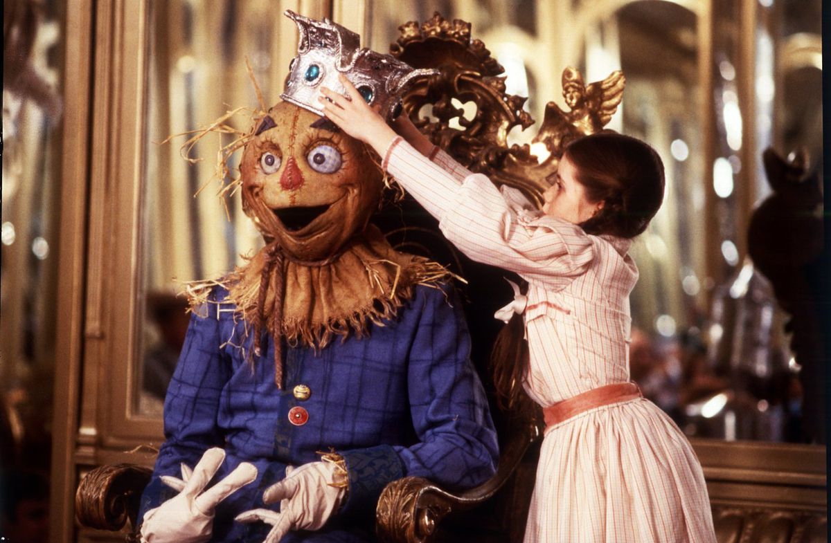 Fairuza Balk as Dorothy Gale placing a crown on the head of the Scarecrow in Return to Oz.