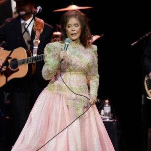 Dolly Parton leads tributes to Loretta Lynn - Music News