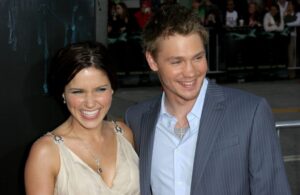 Sophia Bush (L) in cream gown standing next to Chad Michael Murray, who is wearing a blue dress shirt and blazer