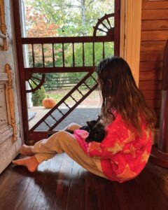 Mike Wolfe's daughter Charlie sat with her pet cat on her lap