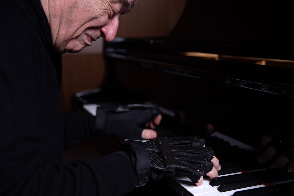The gloves that enabled his return to the stage as a pianist were created by an industrial and automotive designer named Ubiratan Bizarro Costa, who saw Martins on TV and wanted to help.