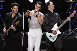 Jonas Brothers and Pitbull are playing free concerts in L.A.