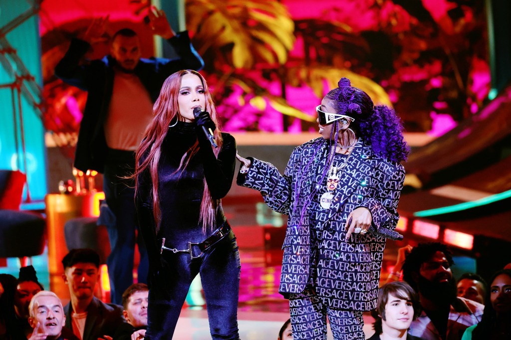 Anitta and Missy Elliott at the AMAs.