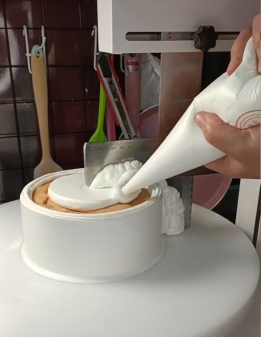 A cake-decorating TikTok video using CapCut posted by user Cake.1lover on September 15, 2022