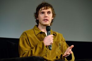 Evan Peters said he wore weights on his hands to internalize Jeffrey Dahmer's odd manner of walking.