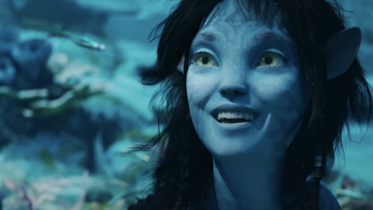 Avatar The Way of Water, A Na'vi smiles while underwater in 